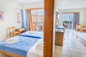 Posteľ alebo postele v izbe v ubytovaní Alonia Hotel Apartments