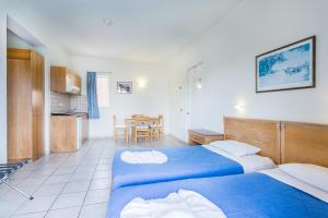 Posteľ alebo postele v izbe v ubytovaní Alonia Hotel Apartments