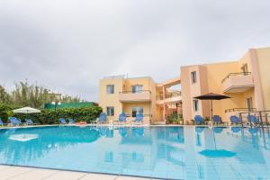 Bazén v ubytovaní Alonia Hotel Apartments alebo v jeho blízkosti