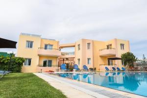 Bazén v ubytovaní Alonia Hotel Apartments alebo v jeho blízkosti