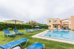 Bazén v ubytovaní Alonia Hotel Apartments alebo v jeho blízkosti