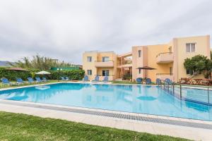 Bazén v ubytovaní Alonia Hotel Apartments alebo v jeho blízkosti