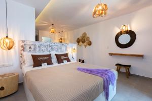 a bedroom with a large bed in a room at Pension Ageri in Potos