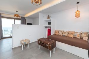 un salon avec un canapé et une chaise dans l'établissement Pension Ageri, à Potos