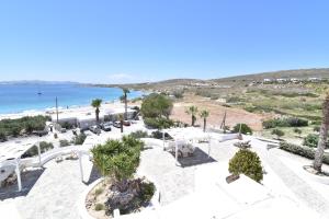 een uitzicht op het strand vanaf een resort bij Paradiso Boutique in Parikia