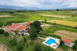 een luchtzicht op een huis met een zwembad bij EasyLiving House near Zadar in Posedarje