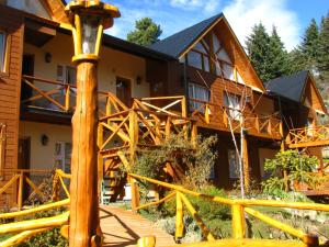 Casa de madera grande con terraza de madera en Puente Austral, en San Carlos de Bariloche