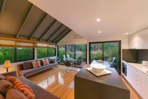 sala de estar con sofá y mesa en Southern Ocean Villas, en Port Campbell
