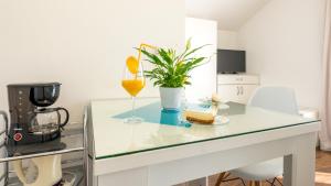 Příslušenství pro přípravu čaje a kávy v ubytování Apartments Sandra Solitudo II