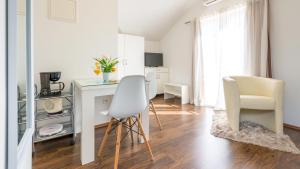 TV a/nebo společenská místnost v ubytování Apartments Sandra Solitudo II