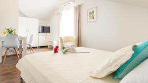 TV a/nebo společenská místnost v ubytování Apartments Sandra Solitudo II
