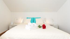Postel nebo postele na pokoji v ubytování Apartments Sandra Solitudo II