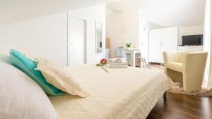 Postel nebo postele na pokoji v ubytování Apartments Sandra Solitudo II