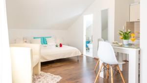 Postel nebo postele na pokoji v ubytování Apartments Sandra Solitudo II
