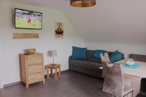 KaltenbornにあるFerienwohnung Hohe Achtのソファとテーブルのあるリビングルーム