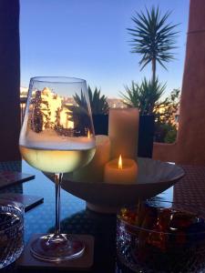 マニルバにあるFlamingo Apartment Coto Real La Duquesaのワイン1杯(キャンドル付きテーブルに座る)