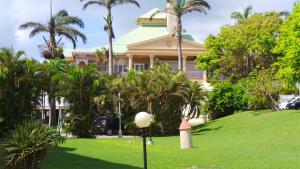una casa con palmeras delante en Gwadakreyol, en Saint-François