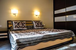 克萊佩達的住宿－Sau Tau，一间卧室配有一张大床和两个枕头