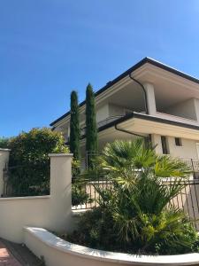 a house with a fence and some plants at B&B Bellavista in Tavullia