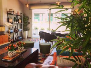 salon z kanapą i stołem z roślinami w obiekcie Casa do Maestro w mieście Portomarin