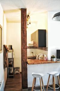 モンペリエにあるLa Fontaine - Studio Ecussonのキッチン(スツール2脚、シンク付きカウンター付)