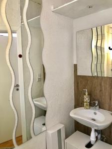 uma casa de banho com um lavatório e um espelho em Ferienwohnung in Ediger Eller em Ediger-Eller