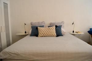 Postel nebo postele na pokoji v ubytování Cosy Studio Maisonette, 8min Walk to Valletta