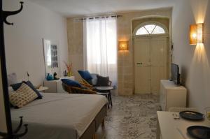 1 dormitorio con 1 cama y sala de estar en Cosy Studio Maisonette, 8min Walk to Valletta, en Floriana