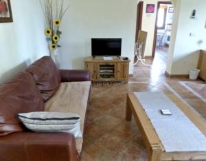 sala de estar con sofá y TV en Costa Esuri, 3 Bedroom House, Ayamonte, en Ayamonte