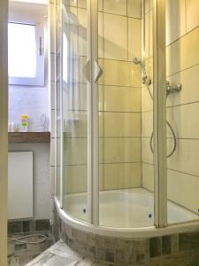 a shower with a glass door in a bathroom at Ferienwohnung in Ediger Eller in Ediger-Eller