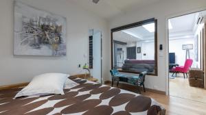 een slaapkamer met een groot bed en een woonkamer bij 3-bedroom apartment Quai des Grands Augustins in Parijs