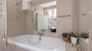 een badkamer met een bad, een douche en een wastafel bij 3-bedroom apartment Quai des Grands Augustins in Parijs +15 foto's