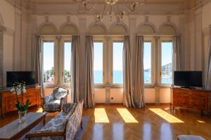 A television and/or entertainment centre at Imperiale Palace Hotel