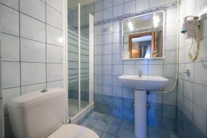 bagno con servizi igienici e lavandino di Hotel Kastoria in Kastoria City a Kastoria