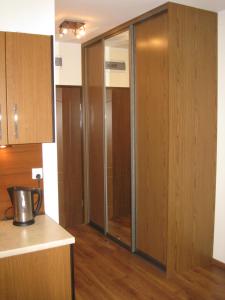 a kitchen with a glass door in a room at Regina Maris Świnoujście - Apartament Andersz in Świnoujście