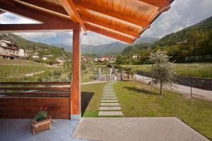 - une vue depuis la terrasse couverte d'une maison dans l'établissement Casa al Molino, à Drena