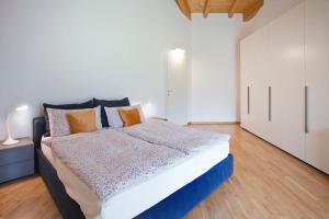 1 dormitorio con 1 cama grande en una habitación en Casa al Molino, en Drena