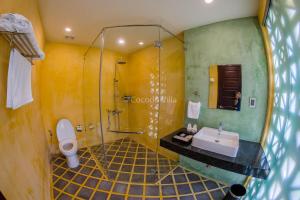 W łazience znajduje się umywalka, prysznic i toaleta. w obiekcie Cocoon Villa w Hoi An