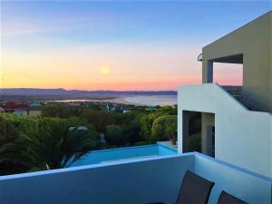 een zonsondergang vanuit een huis met een zwembad bij The Ocean Bay Luxury Guesthouse in Jeffreys Bay
