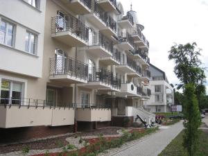 an apartment building with balconies on the side of it at Regina Maris Świnoujście - Apartament Andersz in Świnoujście