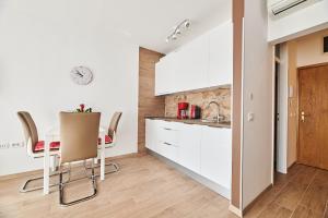 Η κουζίνα ή μικρή κουζίνα στο Studio apartman Lena