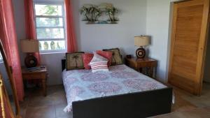 Pauls Oceanview with Amazing Sunsets客房内的一张或多张床位