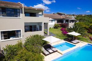 uma imagem de uma casa com piscina em The Ocean Bay Luxury Guesthouse em Jeffreys Bay