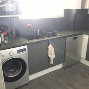 a kitchen with a washing machine and a sink at Appartement en duplex au 3ième étage sans ascenseur in Hyères
