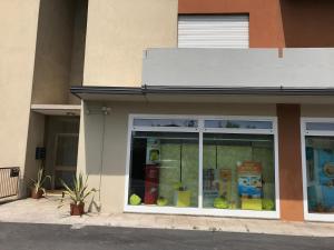 un negozio di fronte a un edificio con molte finestre di B&B DESDEMA a Quinto di Treviso