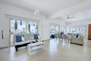 un soggiorno con divano e tavolo di Blue Sea Villa a Protaras