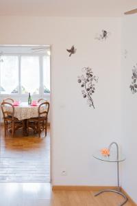 a dining room with a table and chairs and a window at Angels Inn in Coutevroult