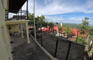 balkon budynku z widokiem na pole w obiekcie Antoni's House w mieście Timfristós