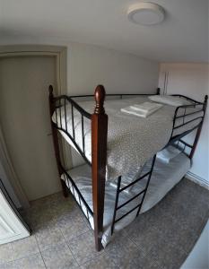 sypialnia z łóżkiem piętrowym w pokoju w obiekcie Antoni's House w mieście Timfristós