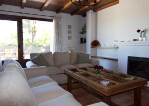 ein Wohnzimmer mit einem Sofa und einem Couchtisch in der Unterkunft Casa Rural La Bodega in Grazalema